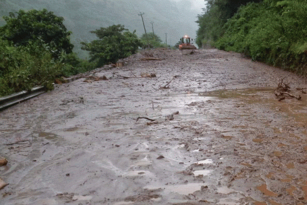 पहिरोले मुग्लिन नारायणगढ सडक सडक अवरूद्ध, यात्रुहरुको बिचल्ली